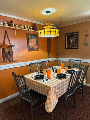 EZ 1 mile to Fort Sill! Pumpkin Cottage sleeps 9, grills, firepit, laundry